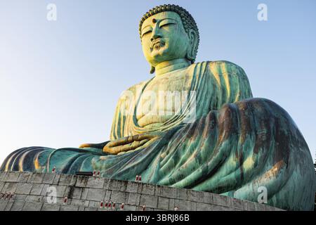 Flacher Blick auf die große sitzende Buddha-Statue auf dem Gipfel des Berges am Wat Phra That Doi Phra Chan im Bezirk Matha, Provinz Lampang, Thailand Stockfoto