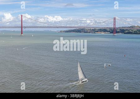 LISSABON, PORTUGAL - 8. NOVEMBER 2014: Aus der Vogelperspektive auf den Tejo von der Spitze des Denkmals der Entdeckungen, mit der Brücke 25 de Abril in Th Stockfoto