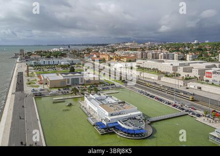 LISSABON, PORTUGAL - 8. NOVEMBER 2014: Aus der Vogelperspektive auf den Tejo von der Spitze des Denkmals der Entdeckungen in Lissabon, Portugal, mit der Bel Stockfoto