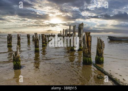 Alte verlassene hölzerne Pier oder Anlegestelle bleibt und Fischerboot Stockfoto