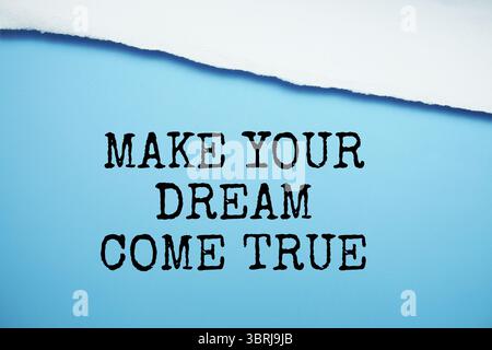 Make Your Dream Come True Message auf blauem Papier mit gerissenem Papierhintergrund Stockfoto
