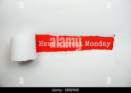 Ich habe Eine Nachricht von „Great Monday“ auf rotem Papier mit zerrissenem Papierhintergrund Stockfoto
