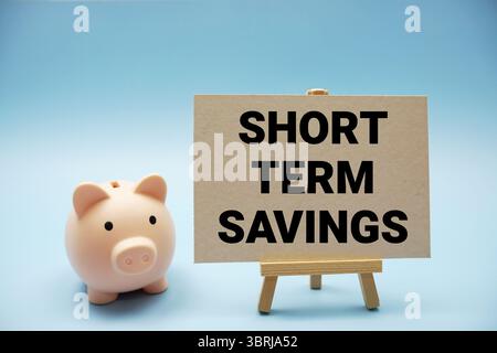 Text für kurzfristige Spareinlagen und Sparkasse auf blauem Hintergrund Stockfoto