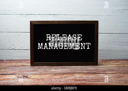 Release Management-Text mit Tafel auf hölzernem Hintergrund Stockfoto