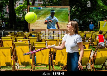London, Großbritannien. Juli 2025. Wimbledon Vibes: Heißes, sonniges Wetter, Spaß mit riesigen Tennisbällen und das Finalspiel auf dem großen Bildschirm - Marylebones kostenloses Festival kehrt mit einer Woche Wimbledon, Streetfood, Wellness und Familienspaß im Portman Square Garden vom 8. Bis 13. Juli zurück. Es bietet eine Gästeküche mit Pop-ups von lokalen Favoriten, Tennis auf der Großleinwand, Kunstworkshops, eine Bar am Home House und liegt in einem der schönsten Grünflächen Londons, die selten für die Öffentlichkeit zugänglich sind. Guy Bell/Alamy Live News Stockfoto
