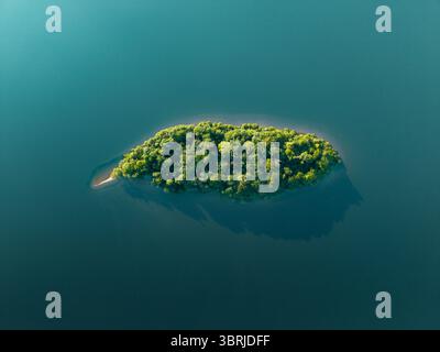 Blick von oben auf Rampsholme Island auf Derwntwater Lake im English Lake District National Park, der isoliert und vom Wasser umgeben ist Stockfoto