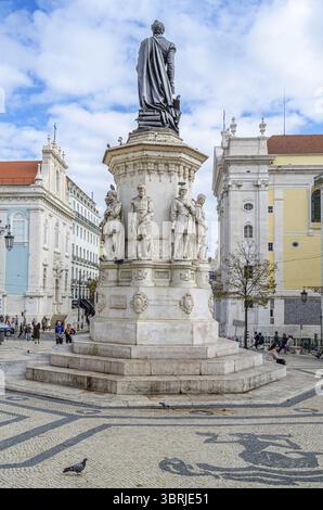 LISSABON, PORTUGAL - 7. NOVEMBER 2014: Das Camoes-Denkmal im Chiado-Viertel von Lissabon, Portugal, das von Victor Bastos geschaffen und 186 enthüllt wurde Stockfoto