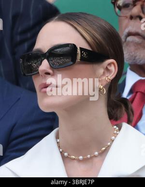London, Großbritannien. Juli 2025. Die britische Schauspielerin Keira Knightley sieht das Tennis in der Royal Box vor dem Wimbledon Men's Singles Match am 14. Tag der Wimbledon Championships 2025 in London am Sonntag, den 13. Juli 2025. Foto: Hugo Philpott/UPI Credit: UPI/Alamy Live News Stockfoto