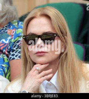 London, Großbritannien. Juli 2025. Die australische Schauspielerin Nicole Kidman sieht sich das Tennis in der Royal Box vor dem Wimbledon Men's Singles Match am 14. Tag der Wimbledon Championships 2025 in London am 13. Juli 2025 an. Foto: Hugo Philpott/UPI Credit: UPI/Alamy Live News Stockfoto