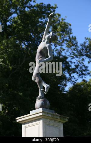 Eine Statue in den Gärten des Port Lympne Reserve Stockfoto