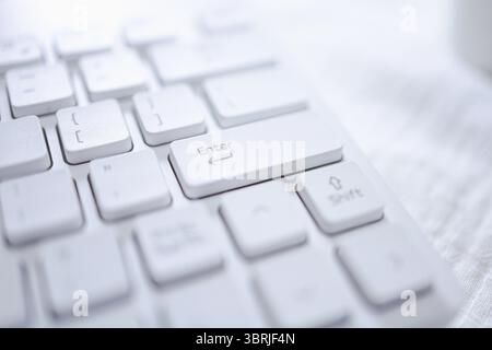 Hände einer Geschäftsfrau Zeigefinger drücken die Eingabetaste auf der Computertastatur Stockfoto