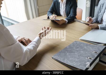 Prüfer liest einen Lebenslauf während des Vorstellungsgesprächs im Büro Business and Human Resources Concept Stockfoto