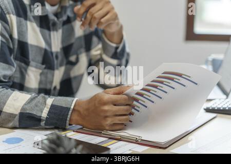Durchdachter Geschäftsmann Denken Sie an das Online-Projekt Serious Millennial Business man mit Laptop und professionell arbeitendem Investor Start-up Projekt Stockfoto