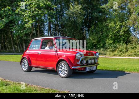 2001 Red Rover Mini Classic Cooper S50 Multi-Colour Car Benzinlimousine mit 1275 ccm; auf der Mega MINI Oldtimer-, Klassik- und Performance-Motorshow in Lytham Hall. UK Stockfoto