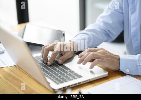 Geschäftsmann, der mit einem Laptop arbeitet, Hände auf einer Tastatur tippen. Professioneller Investor, der ein neues Start-up-Projekt durchführt. Geschäftsplanung aus Stockfoto