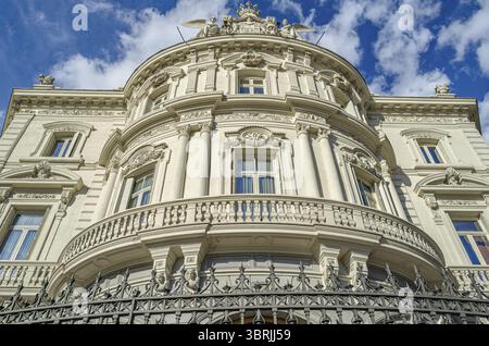 MADRID, SPANIEN - 19. APRIL 2015: Der Palast von Linares (Palacio de Linares), ein neobarockes Gebäude, das zwischen 1877 und 1900 erbaut wurde und sich auf der Plaza de CI befindet Stockfoto