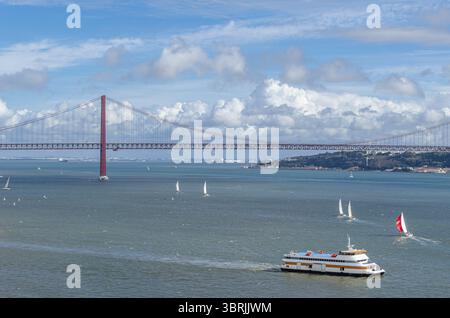 LISSABON, PORTUGAL - 8. NOVEMBER 2014: Aus der Vogelperspektive auf den Tejo von der Spitze des Denkmals der Entdeckungen, mit der Brücke 25 de Abril in Th Stockfoto