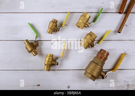 Sanitär Tor ball Vales, flexiblen Schlauch und Armaturen auf ein verbindungsrohr Wasser Zentralheizung Stockfoto