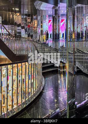 London, Vereinigtes Königreich - 28. Dezember 2023: Innenraum des Victoria's Secret Store in London mit stilvollem Treppenhaus und reflektierenden Oberflächen Stockfoto