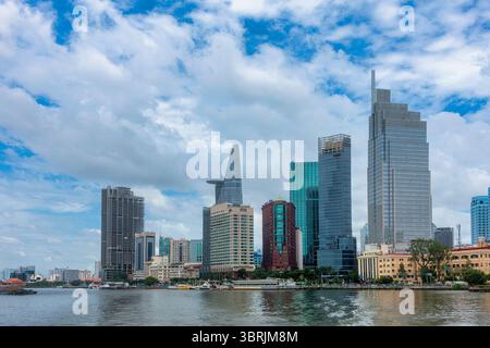 Gebäude im zentralen Bereich von Ho Chi Minh City, entlang des Saigon River. Das Symbol der Modernität und Dynamik der größten Stadt des Landes Stockfoto