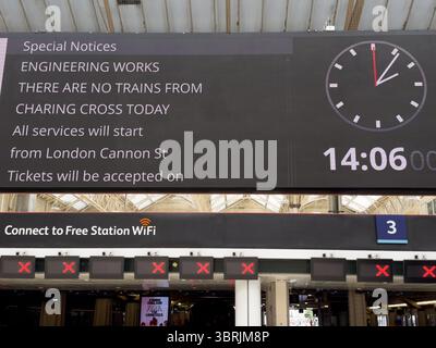 London, Großbritannien - 13. Juli 2025: Ingenieure führen Netzwerkwartungen im Londoner Charing Cross-Gebiet durch und schließen die Verbindungen von und nach den Bahnhöfen London Waterloo East und London Charing Cross. Quelle: Xiu Bao/Alamy Live News. Stockfoto