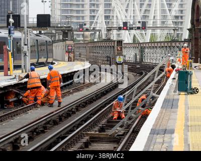 London, Großbritannien - 13. Juli 2025: Ingenieure führen Netzwerkwartungen im Londoner Charing Cross-Gebiet durch und schließen die Verbindungen von und nach den Bahnhöfen London Waterloo East und London Charing Cross. Quelle: Xiu Bao/Alamy Live News. Stockfoto