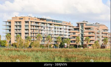 Moderne Apartmenthäuser stehen vor dem Hintergrund grüner Vegetation und Palmen in lissabon, portugal Stockfoto