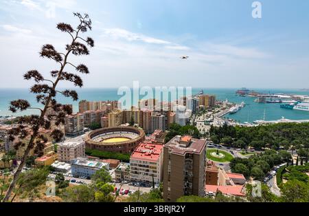 Panoramablick vom Mirador von Málaga mit der historischen La Malagueta plaza de toros, der Skyline der Stadt und der belebten Hafenbucht Stockfoto
