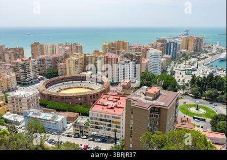 Panoramablick auf Málaga berühmte Stierkampfarena La Malagueta und plaza de toros von der Festung Alcazaba aus. Stockfoto