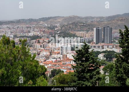 Titel: Modernes Stadtbild von Málaga mit ikonischen Doppeltürmen und Wohnvierteln vom erhöhten Aussichtspunkt Gibralfaro aus gesehen Stockfoto
