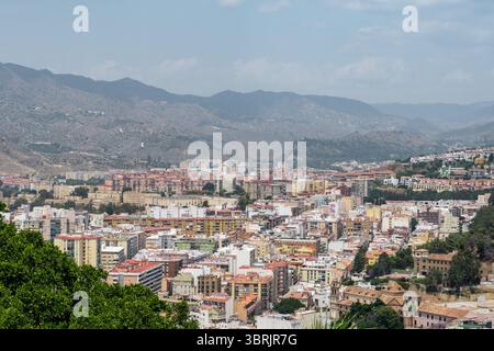 Titel: Modernes Stadtbild von Málaga mit ikonischen Doppeltürmen und Wohnvierteln vom erhöhten Aussichtspunkt Gibralfaro aus gesehen Stockfoto