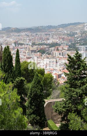 Titel: Modernes Stadtbild von Málaga mit ikonischen Doppeltürmen und Wohnvierteln vom erhöhten Aussichtspunkt Gibralfaro aus gesehen Stockfoto