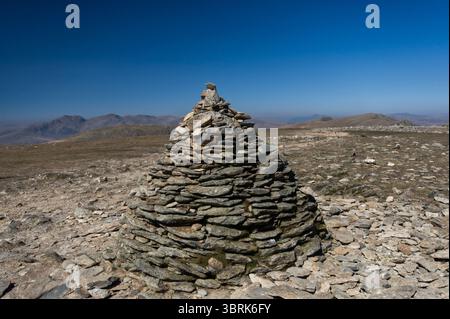 Der Cairn am Coniston Fjells im Lake District Stockfoto