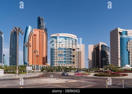 Abu Dhabi, Vereinigte Arabische Emirate - 15. März, Wolkenkratzer im Zentrum von Abu Dhabi an einem sonnigen Tag Stockfoto