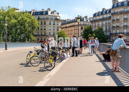 Reiseleiter mit einer Gruppe von Touristen auf Fahrrädern auf der Pont St. Louis, die Île de la Cité mit Île Saint Louis im 4. Arrondissement verbindet Stockfoto