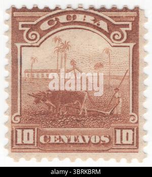 KUBA - 1899: 10 Centavo braune Briefmarke mit der Darstellung der Zuckerrohr-Plantage. Ausgestellt von der Republik unter US-Militärordnung. Nach dem Spanisch-Amerikanischen Krieg unterzeichneten Spanien und die USA den Pariser Vertrag (1898), durch den Kuba zu einem Protektorat der USA wurde. Am 20. Mai 1902 wurde Kuba offiziell von den USA unabhängig. Unter der neuen kubanischen Verfassung behielten die USA das Recht, in kubanische Angelegenheiten einzugreifen und seine Finanzen und Außenbeziehungen zu überwachen. Im Rahmen des Platt Amendment verpachteten die USA die Marinestützpunkt Guantánamo Bay Stockfoto