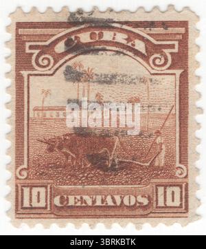 KUBA - 1899: 10 Centavo braune Briefmarke mit der Darstellung der Zuckerrohr-Plantage. Ausgestellt von der Republik unter US-Militärordnung. Nach dem Spanisch-Amerikanischen Krieg unterzeichneten Spanien und die USA den Pariser Vertrag (1898), durch den Kuba zu einem Protektorat der USA wurde. Am 20. Mai 1902 wurde Kuba offiziell von den USA unabhängig. Unter der neuen kubanischen Verfassung behielten die USA das Recht, in kubanische Angelegenheiten einzugreifen und seine Finanzen und Außenbeziehungen zu überwachen. Im Rahmen des Platt Amendment verpachteten die USA die Marinestützpunkt Guantánamo Bay Stockfoto