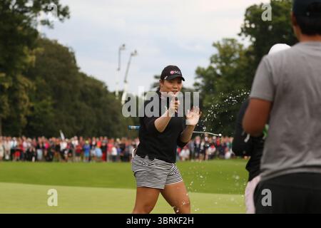 Ariya Jutanugarn feierte den letzten Putt auf ihrem Weg zum Sieg während der Finalrunde bei den Ricoh Women's British Open 2016, Woburn, England, UK die Ricoh Women's British Open 2016 fanden vom 28. Bis 31. Juli 2016 im Woburn Golf Club in Milton Keynes, England, statt. Diese prestigeträchtige Veranstaltung ist eine der fünf großen Meisterschaften auf der LPGA Tour.​ Stockfoto