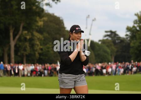 Ariya Jutanugarn feierte den letzten Putt auf ihrem Weg zum Sieg während der Finalrunde bei den Ricoh Women's British Open 2016, Woburn, England, UK die Ricoh Women's British Open 2016 fanden vom 28. Bis 31. Juli 2016 im Woburn Golf Club in Milton Keynes, England, statt. Diese prestigeträchtige Veranstaltung ist eine der fünf großen Meisterschaften auf der LPGA Tour.​ Stockfoto