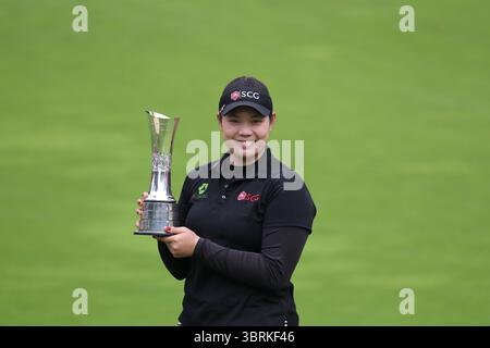 Ariya Jutanugarn mit der Trophäe am 18., nachdem sie den letzten Putt auf ihrem Weg zum Sieg in der Endrunde bei den Ricoh Women's British Open 2016, Woburn, England, Großbritannien feierte, die Ricoh Women's British Open 2016 fanden vom 28. Bis 31. Juli 2016 im Woburn Golf Club in Milton Keynes, England, statt. Diese prestigeträchtige Veranstaltung ist eine der fünf großen Meisterschaften auf der LPGA Tour.​ Stockfoto