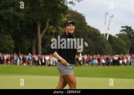 Ariya Jutanugarn feierte den letzten Putt auf ihrem Weg zum Sieg während der Finalrunde bei den Ricoh Women's British Open 2016, Woburn, England, UK die Ricoh Women's British Open 2016 fanden vom 28. Bis 31. Juli 2016 im Woburn Golf Club in Milton Keynes, England, statt. Diese prestigeträchtige Veranstaltung ist eine der fünf großen Meisterschaften auf der LPGA Tour.​ Stockfoto