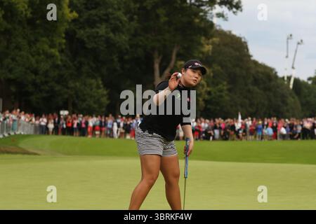Ariya Jutanugarn feierte den letzten Putt auf ihrem Weg zum Sieg während der Finalrunde bei den Ricoh Women's British Open 2016, Woburn, England, UK die Ricoh Women's British Open 2016 fanden vom 28. Bis 31. Juli 2016 im Woburn Golf Club in Milton Keynes, England, statt. Diese prestigeträchtige Veranstaltung ist eine der fünf großen Meisterschaften auf der LPGA Tour.​ Stockfoto
