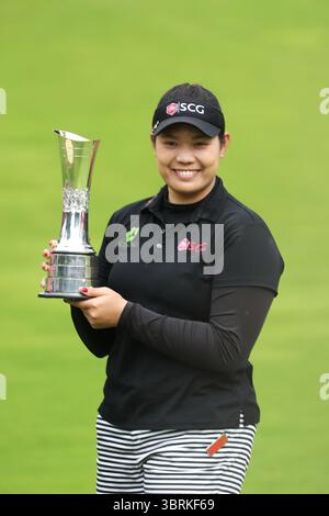 Ariya Jutanugarn mit der Trophäe am 18., nachdem sie den letzten Putt auf ihrem Weg zum Sieg in der Endrunde bei den Ricoh Women's British Open 2016, Woburn, England, Großbritannien feierte, die Ricoh Women's British Open 2016 fanden vom 28. Bis 31. Juli 2016 im Woburn Golf Club in Milton Keynes, England, statt. Diese prestigeträchtige Veranstaltung ist eine der fünf großen Meisterschaften auf der LPGA Tour.​ Stockfoto