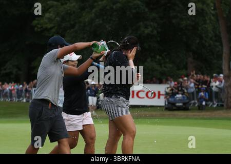 Ariya Jutanugarn feierte den letzten Putt auf ihrem Weg zum Sieg während der Finalrunde bei den Ricoh Women's British Open 2016, Woburn, England, UK die Ricoh Women's British Open 2016 fanden vom 28. Bis 31. Juli 2016 im Woburn Golf Club in Milton Keynes, England, statt. Diese prestigeträchtige Veranstaltung ist eine der fünf großen Meisterschaften auf der LPGA Tour.​ Stockfoto