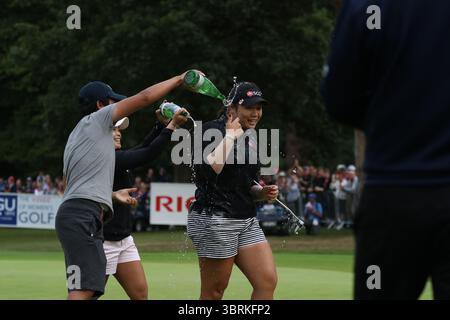 Ariya Jutanugarn feierte den letzten Putt auf ihrem Weg zum Sieg während der Finalrunde bei den Ricoh Women's British Open 2016, Woburn, England, UK die Ricoh Women's British Open 2016 fanden vom 28. Bis 31. Juli 2016 im Woburn Golf Club in Milton Keynes, England, statt. Diese prestigeträchtige Veranstaltung ist eine der fünf großen Meisterschaften auf der LPGA Tour.​ Stockfoto