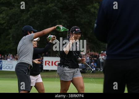 Ariya Jutanugarn feierte den letzten Putt auf ihrem Weg zum Sieg während der Finalrunde bei den Ricoh Women's British Open 2016, Woburn, England, UK die Ricoh Women's British Open 2016 fanden vom 28. Bis 31. Juli 2016 im Woburn Golf Club in Milton Keynes, England, statt. Diese prestigeträchtige Veranstaltung ist eine der fünf großen Meisterschaften auf der LPGA Tour.​ Stockfoto