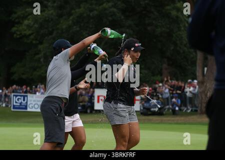 Ariya Jutanugarn feierte den letzten Putt auf ihrem Weg zum Sieg während der Finalrunde bei den Ricoh Women's British Open 2016, Woburn, England, UK die Ricoh Women's British Open 2016 fanden vom 28. Bis 31. Juli 2016 im Woburn Golf Club in Milton Keynes, England, statt. Diese prestigeträchtige Veranstaltung ist eine der fünf großen Meisterschaften auf der LPGA Tour.​ Stockfoto