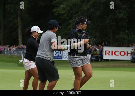 Ariya Jutanugarn feierte den letzten Putt auf ihrem Weg zum Sieg während der Finalrunde bei den Ricoh Women's British Open 2016, Woburn, England, UK die Ricoh Women's British Open 2016 fanden vom 28. Bis 31. Juli 2016 im Woburn Golf Club in Milton Keynes, England, statt. Diese prestigeträchtige Veranstaltung ist eine der fünf großen Meisterschaften auf der LPGA Tour.​ Stockfoto