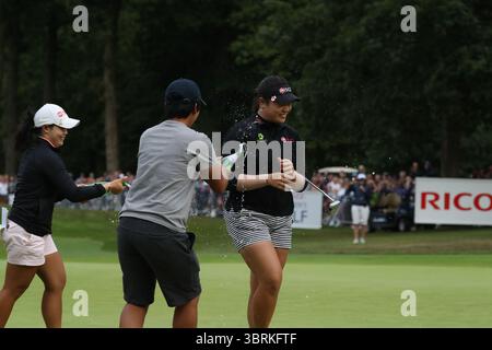 Ariya Jutanugarn feierte den letzten Putt auf ihrem Weg zum Sieg während der Finalrunde bei den Ricoh Women's British Open 2016, Woburn, England, UK die Ricoh Women's British Open 2016 fanden vom 28. Bis 31. Juli 2016 im Woburn Golf Club in Milton Keynes, England, statt. Diese prestigeträchtige Veranstaltung ist eine der fünf großen Meisterschaften auf der LPGA Tour.​ Stockfoto