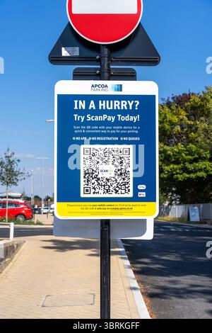 ScanPay QR-Code-Zeichen auf dem APCOA-Parkplatz Stockfoto